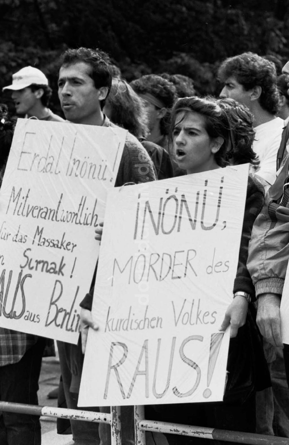 DDR-Fotoarchiv: Berlin-Tiergarten - Kurden demonstrieren vor dem Reichstag 15.09.92 Foto:ND/ Lange Umschlag 1148