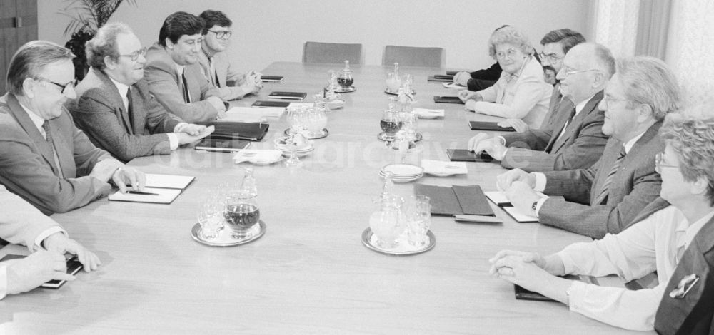 Berlin: Kurt Hager (l.) empfing Vertreter der Polnischen Vereinigten Arbeiterpartei (PVAP) im Zentralkomitee der SED in Berlin, der ehemaligen Hauptstadt der DDR, Deutsche Demokratische Republik