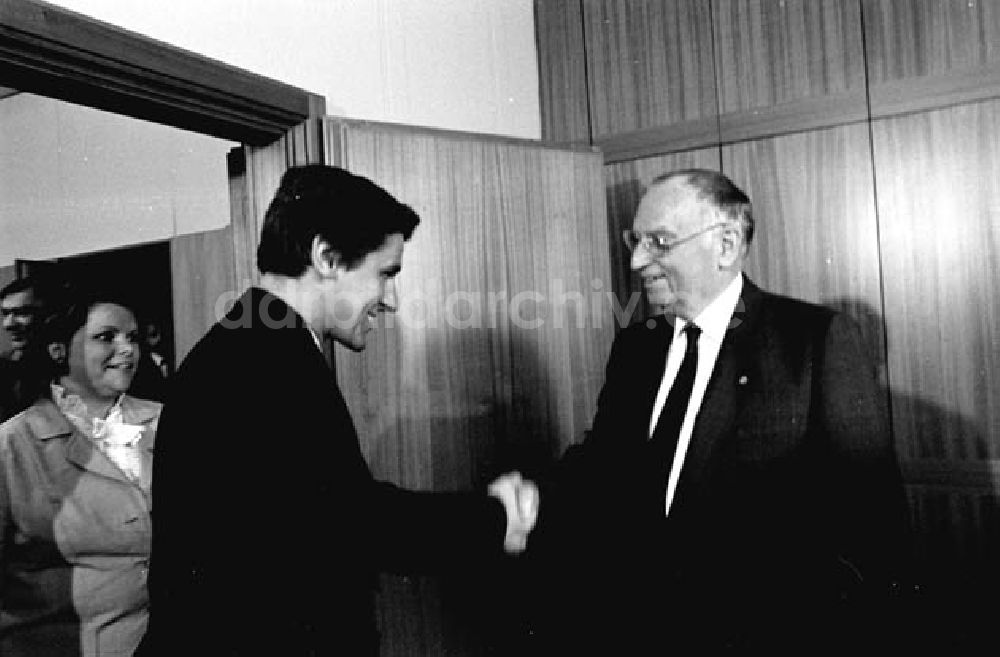 DDR-Bildarchiv: Berlin - 30.05.1986 Kurt Hager empfängt Waldemar Swirgon aus der Volksrep