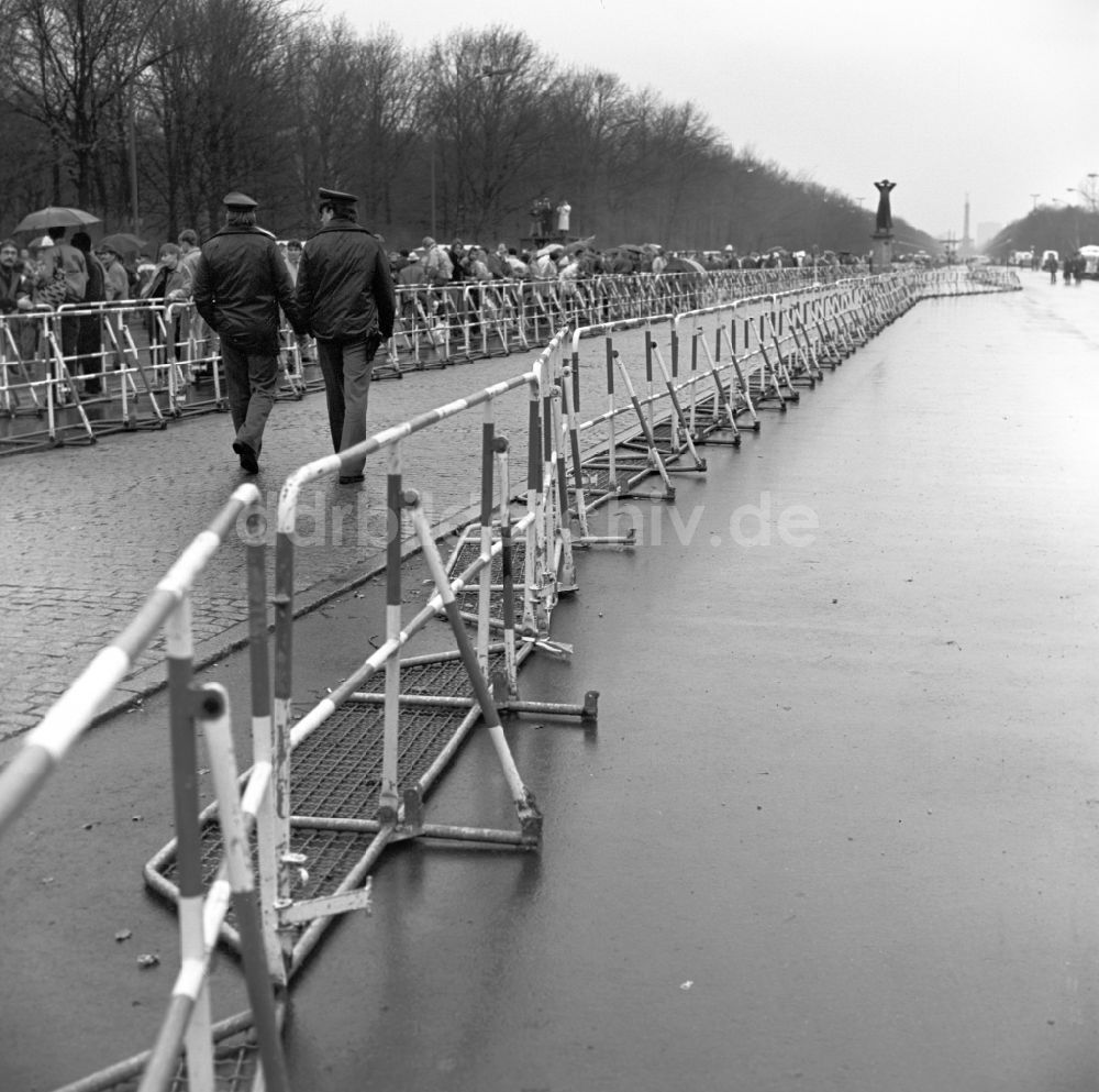 DDR-Fotoarchiv: Berlin - Kurz vor der Öffnung des Brandenburger Tor in Berlin 1989