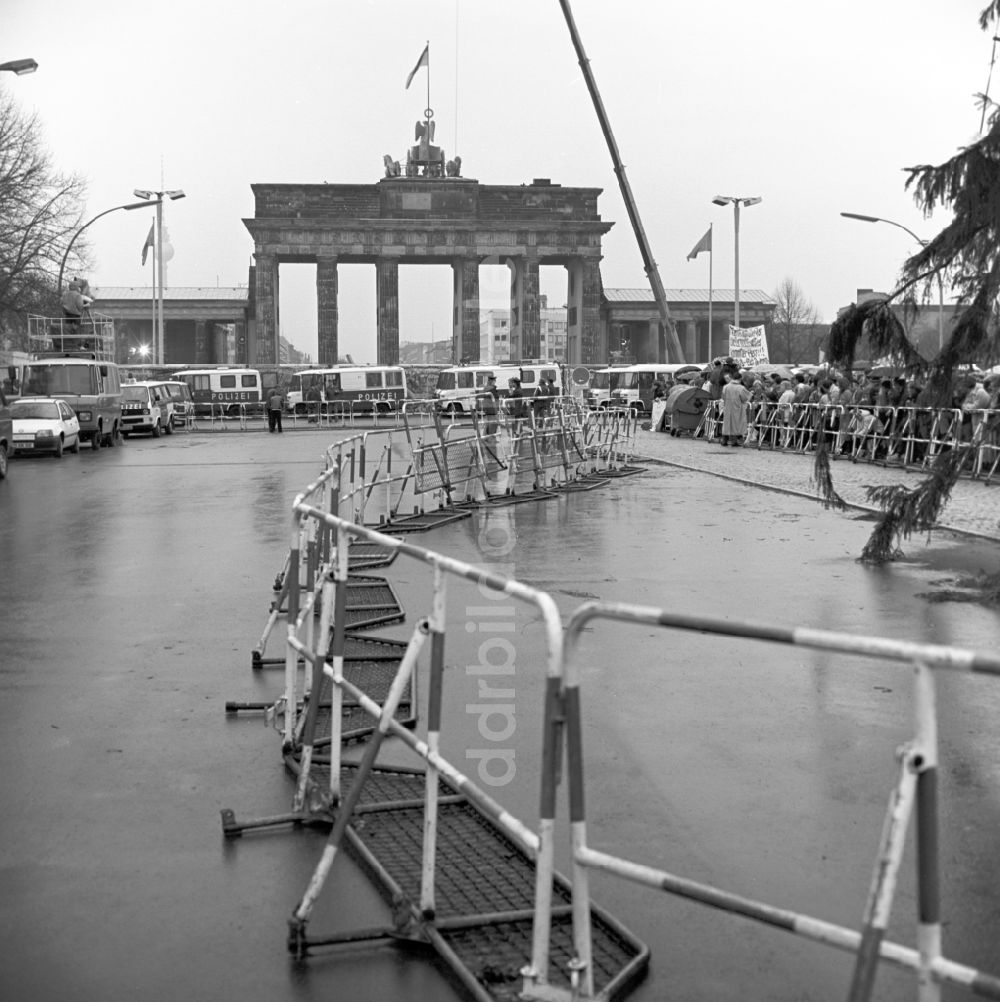 Berlin: Kurz vor der Öffnung des Brandenburger Tor in Berlin 1989