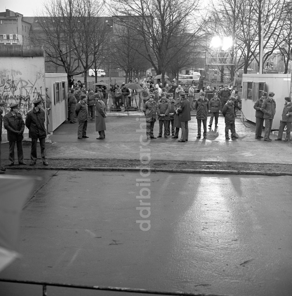 DDR-Bildarchiv: Berlin - Kurz vor der Öffnung des Brandenburger Tor in Berlin 1989