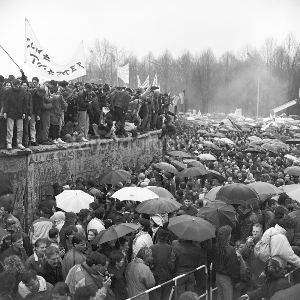 DDR-Fotoarchiv: Berlin - Kurz vor der Öffnung des Brandenburger Tor in Berlin 1989