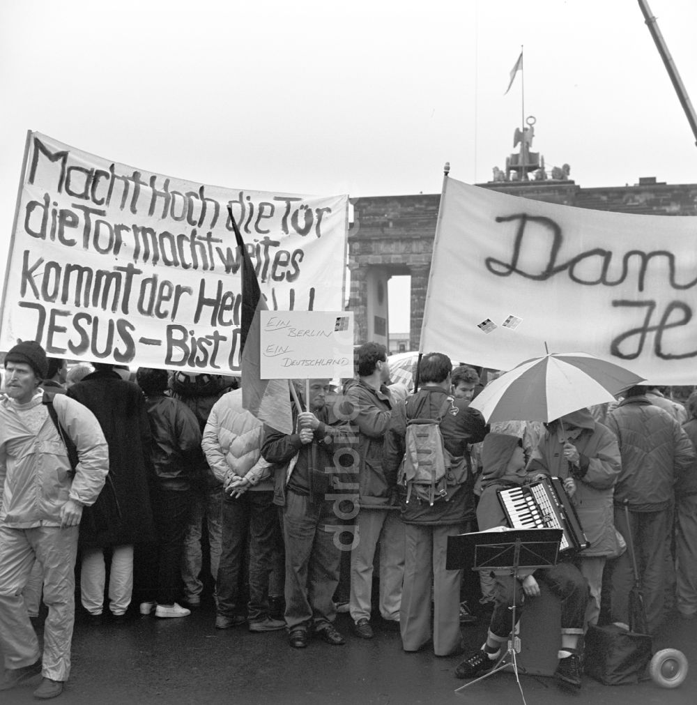 Berlin: Kurz vor der Öffnung des Brandenburger Tor in Berlin 1989