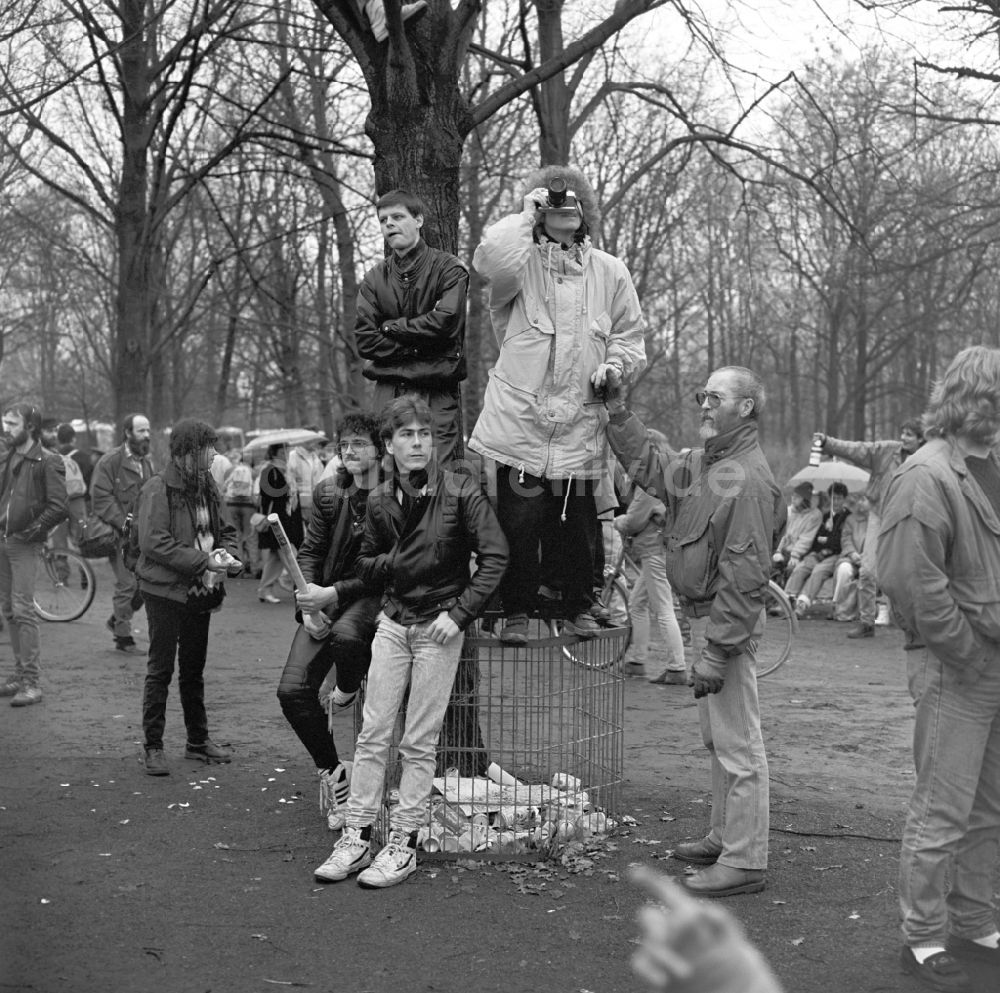 DDR-Bildarchiv: Berlin - Kurz vor der Öffnung des Brandenburger Tor in Berlin 1989