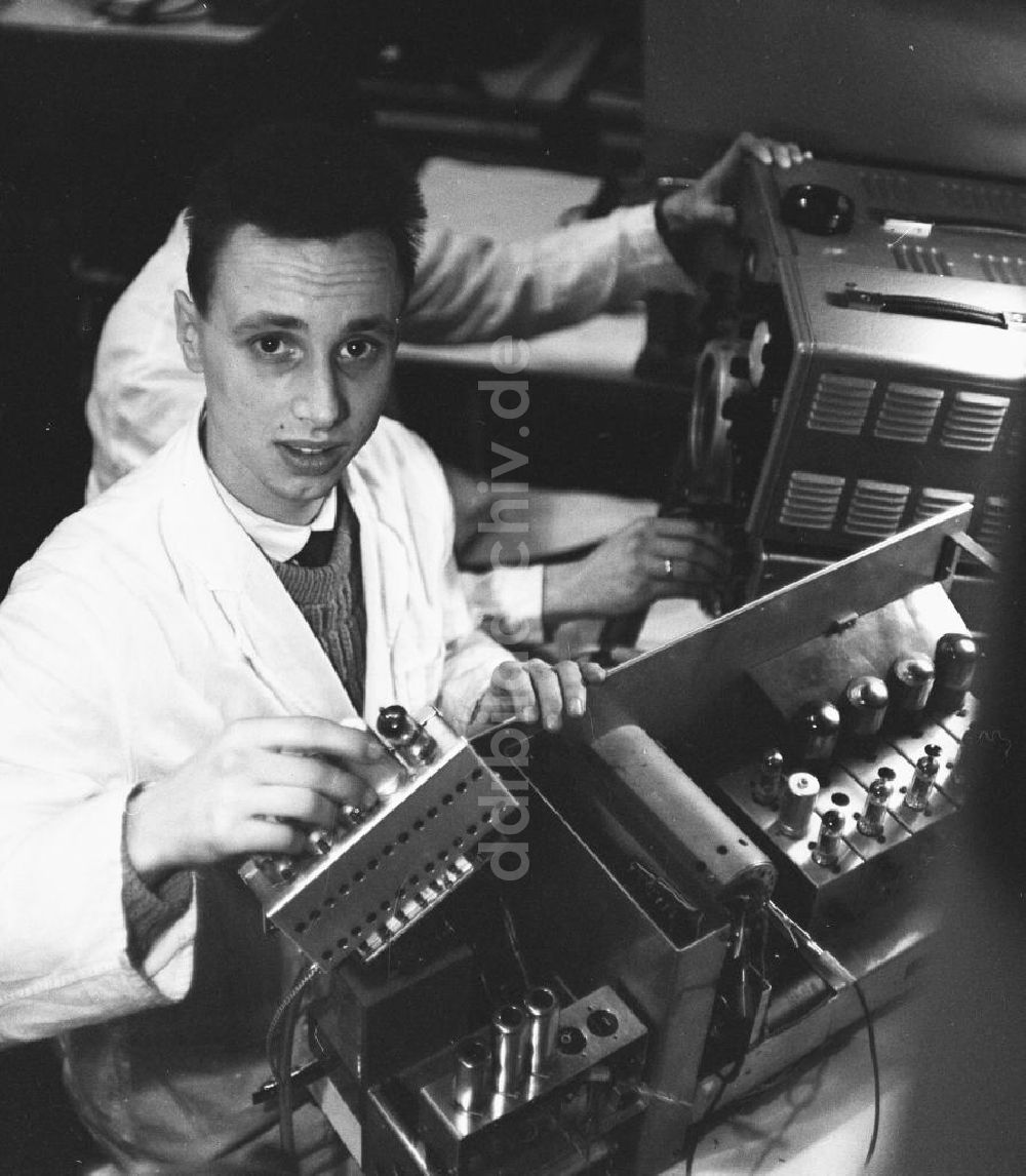 Ilmenau: Laborant mit Blutkörperchenzählgerät, Ilmenau 1963