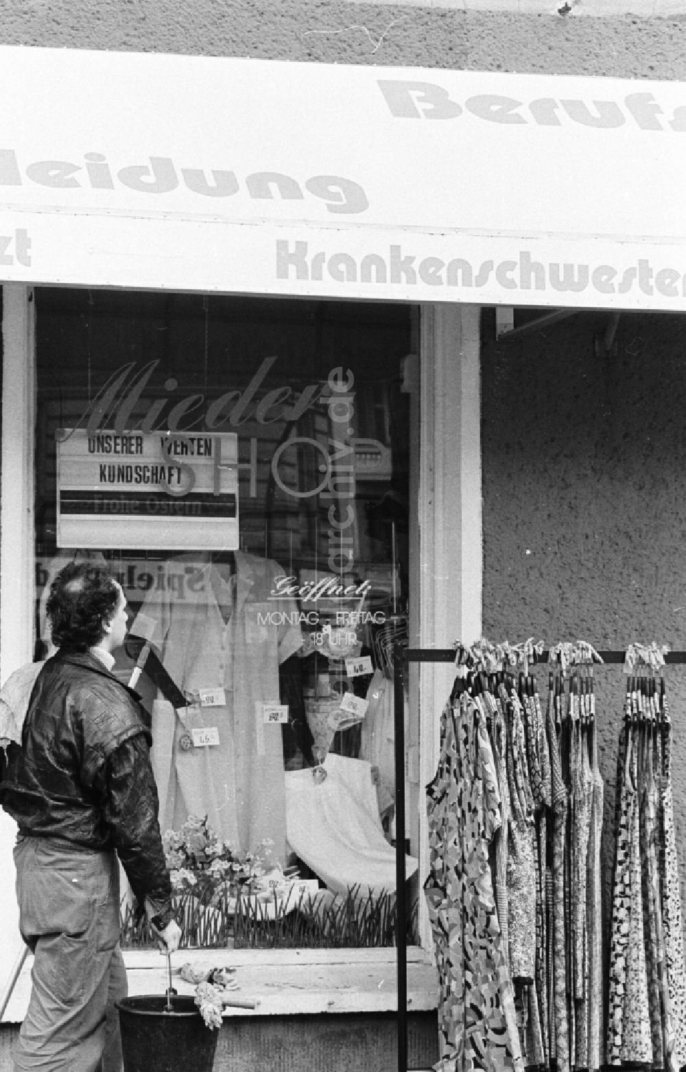 DDR-Bildarchiv: Berlin - Laden für Miederwaren und Arbeitsbekleidung in Berlin Friedrichshain, der ehemaligen Hauptstadt der DDR, Deutsche Demokratische Republik