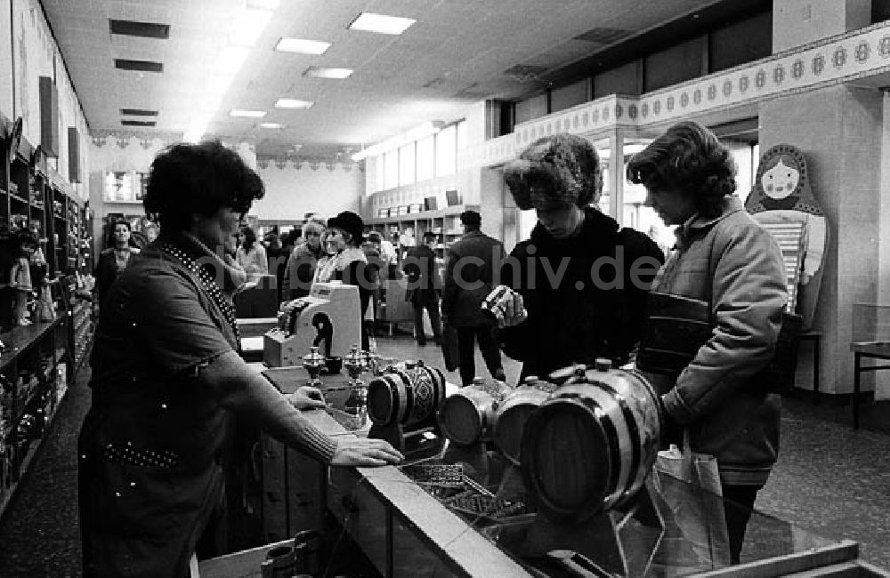 DDR-Bildarchiv: Berlin - Laden von Natascha in der Hans-Beimler-Straße in Berlin Umschlagnr.: 118 Foto: Winkler