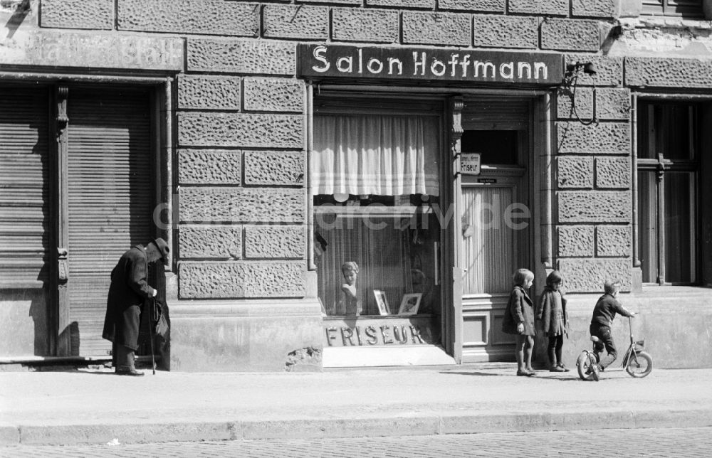 DDR-Fotoarchiv: Berlin - Ladengeschäft eines Friseursalons für Damen und Herren in Berlin, der ehemaligen Hauptstadt der DDR, Deutsche Demokratische Republik