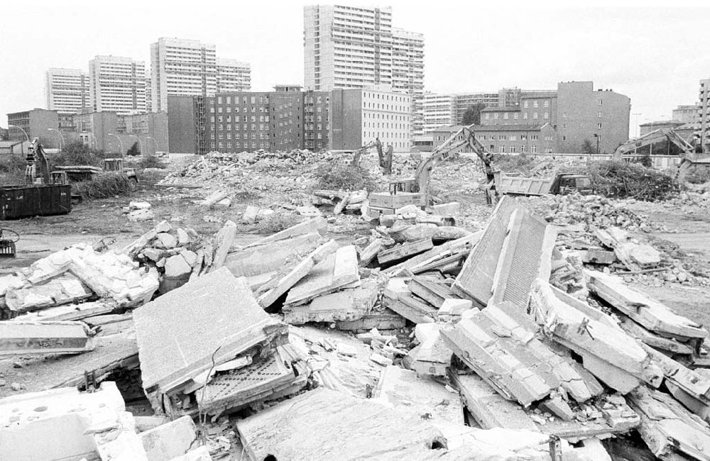 DDR-Bildarchiv: Berlin - Lagerung der abgerissenen Fassadenteile der Friedrichstraßenpassaden am Spittelmarkt 07.07.1992