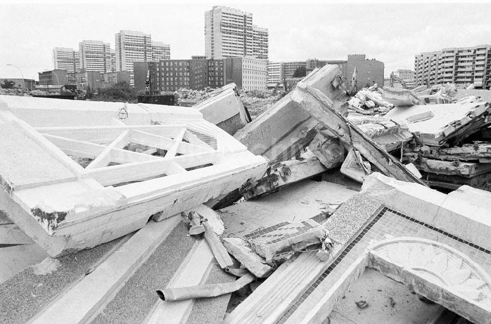 DDR-Fotoarchiv: Berlin - Lagerung der abgerissenen Fassadenteile der Friedrichstraßenpassaden am Spittelmarkt 07.07.1992