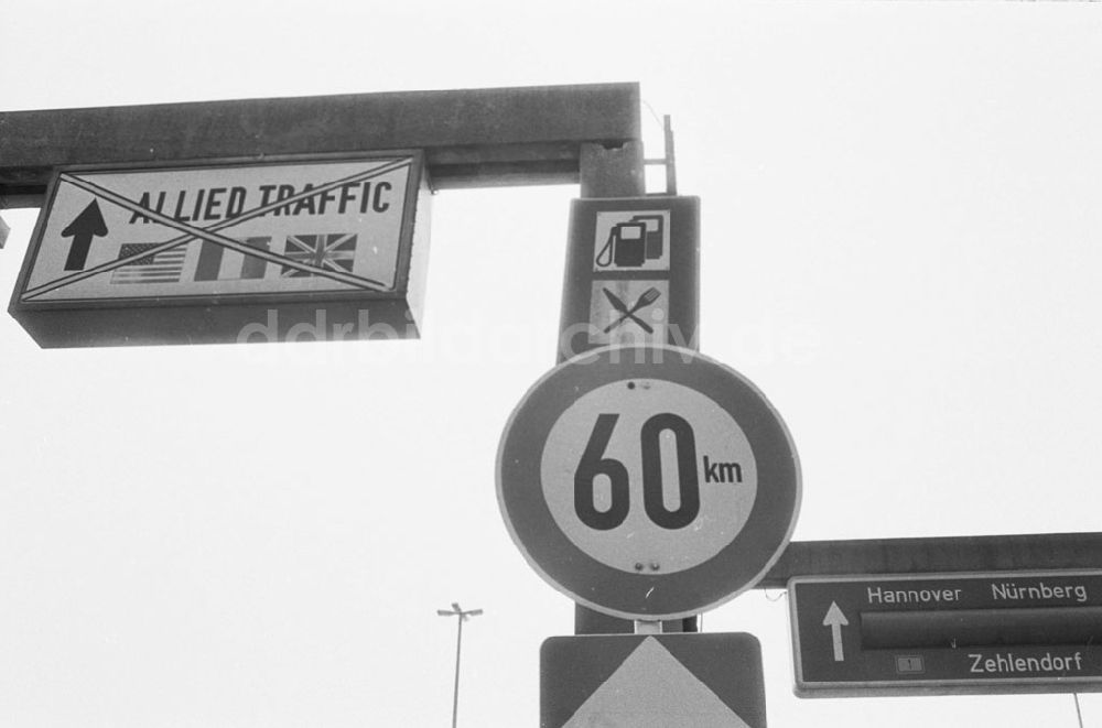 DDR-Bildarchiv: - Land Brandenburg Autobahnzeichen für US-Militär ausgestrichen Umschlagnummer: 7325
