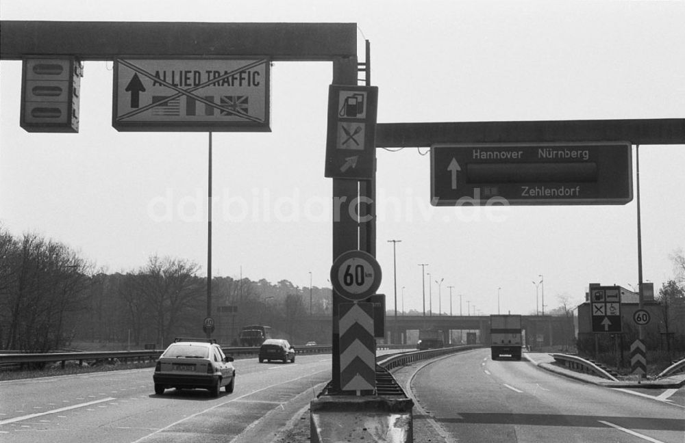 DDR-Fotoarchiv: - Land Brandenburg Autobahnzeichen für US-Militär ausgestrichen Umschlagnummer: 7325