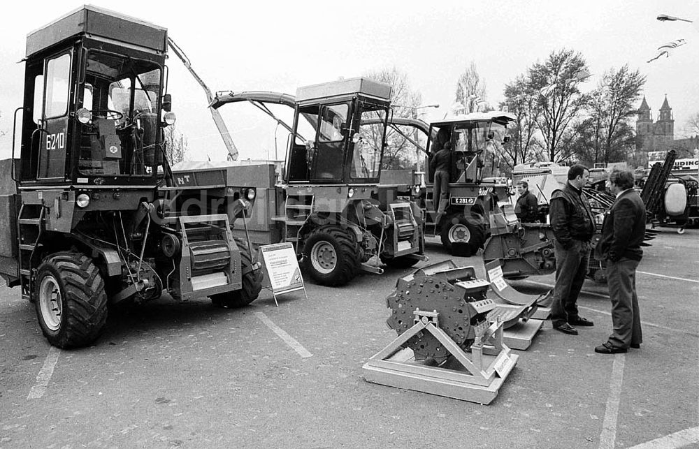 DDR-Fotoarchiv: Magdeburg / Sachsen-Anhalt - Landmaschinen-Fachmesse auf dem Ausstellungsgelände Magedeburg Rotehornpark (Sachsen-Anhalt) Foto: Lenke