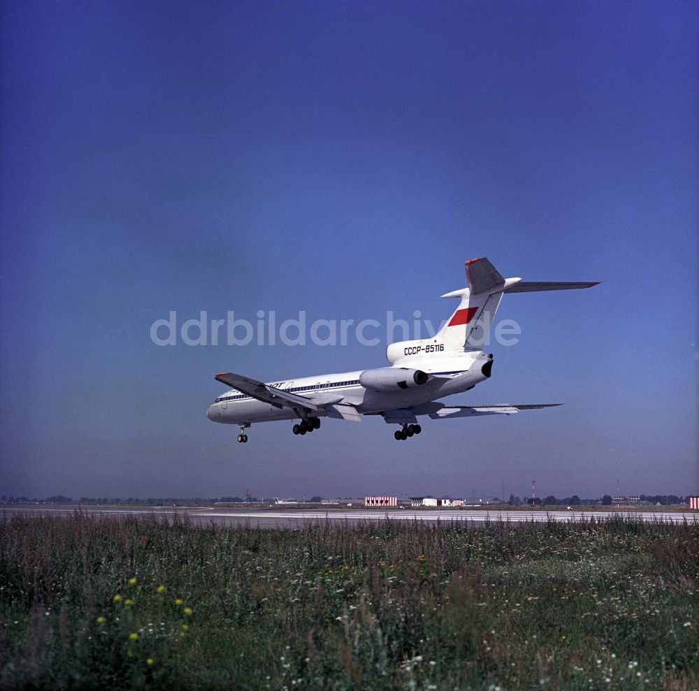 DDR-Fotoarchiv: Schönefeld - Landung einer Tupolew Tu-154 in SchÃ¶nefeld
