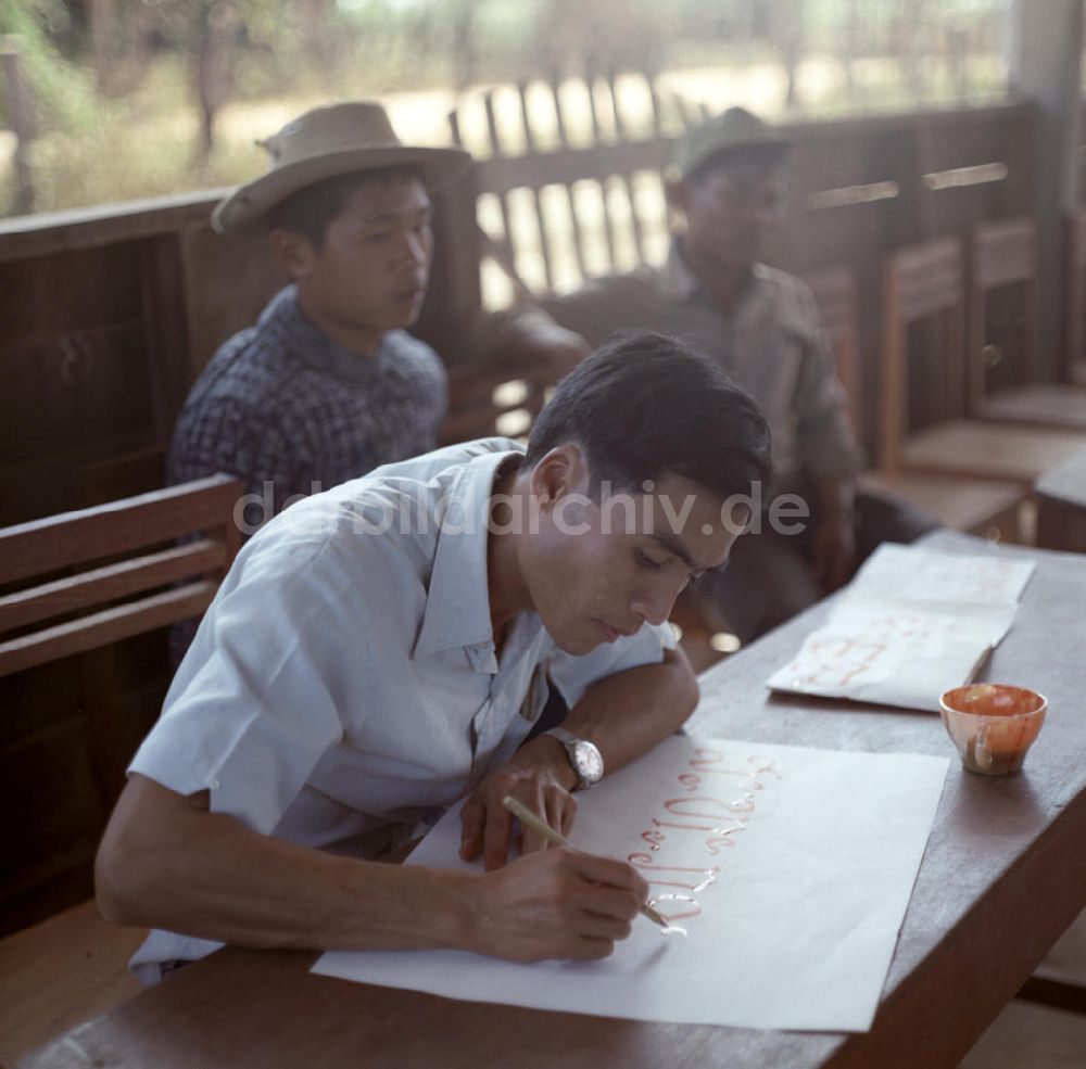 DDR-Fotoarchiv: Vientiane - Laos historisch - Alphabetisierung 1976