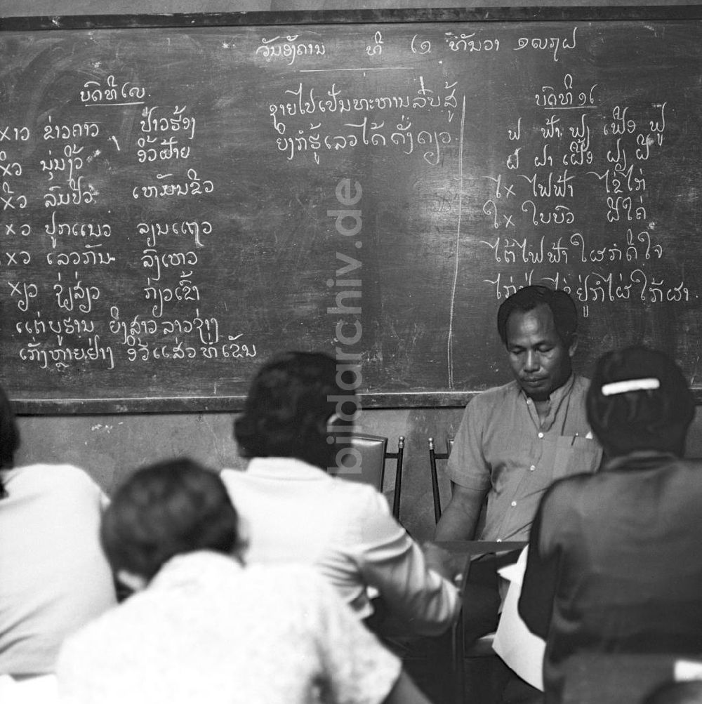DDR-Bildarchiv: Vientiane - Laos historisch - Alphabetisierung 1976