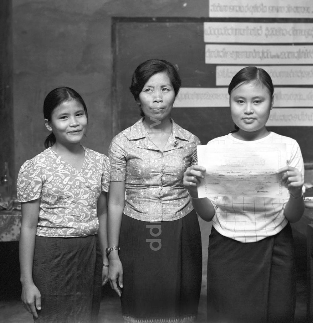 DDR-Bildarchiv: Vientiane - Laos historisch - Alphabetisierung 1976