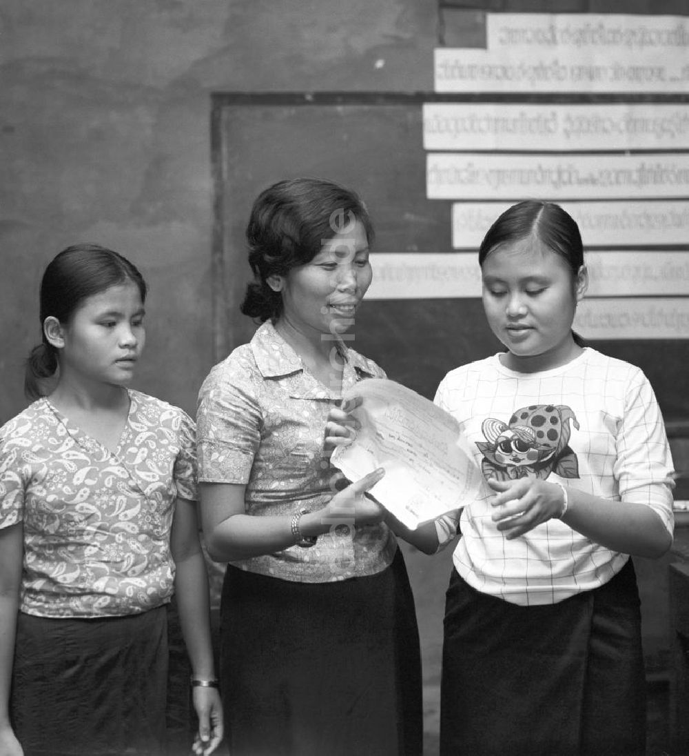 DDR-Fotoarchiv: Vientiane - Laos historisch - Alphabetisierung 1976