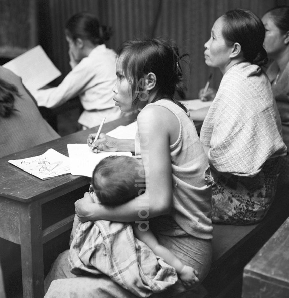 Vientiane: Laos historisch - Alphabetisierung - Mutter mit Kind 1976