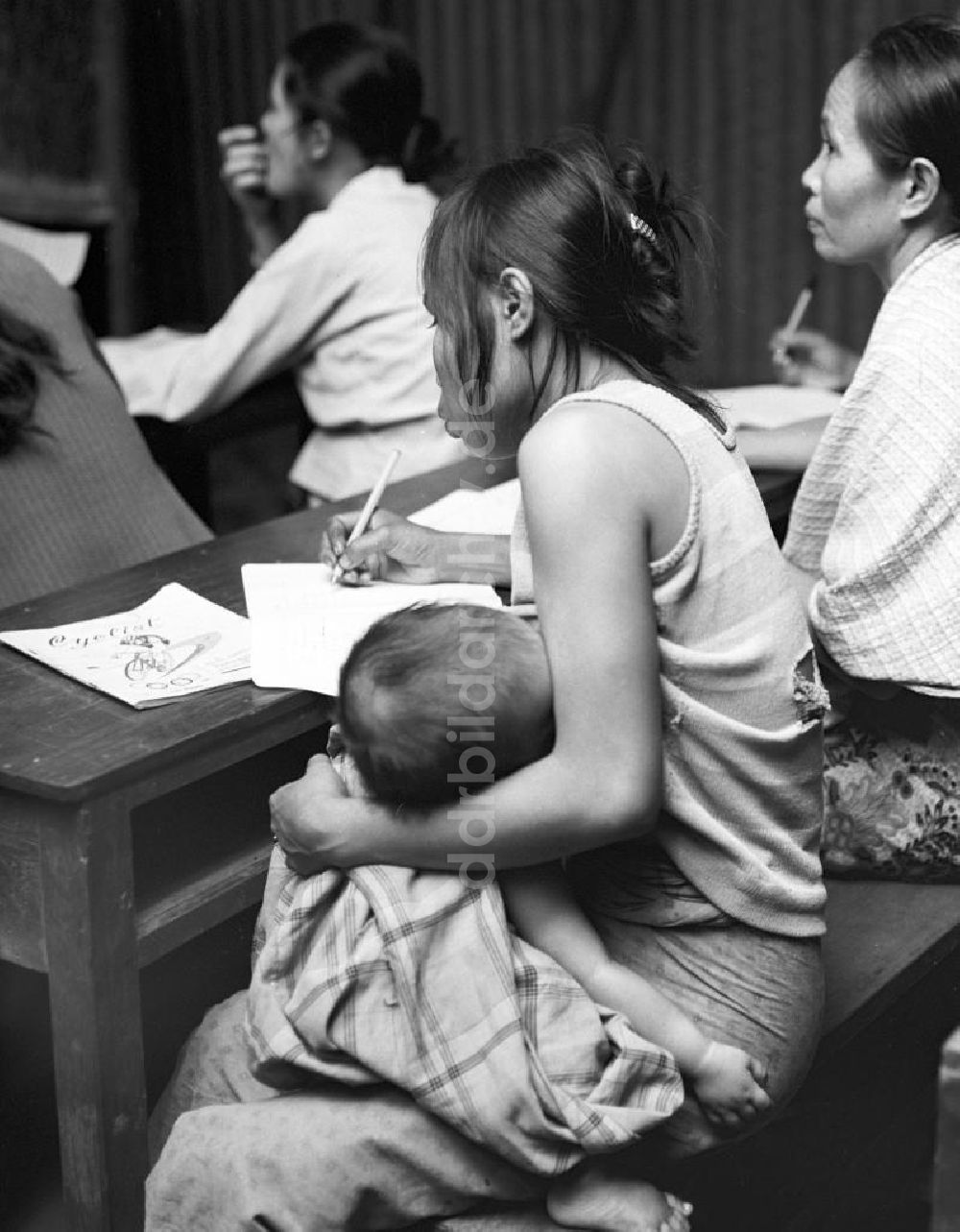 DDR-Fotoarchiv: Vientiane - Laos historisch - Alphabetisierung - Mutter mit Kind 1976