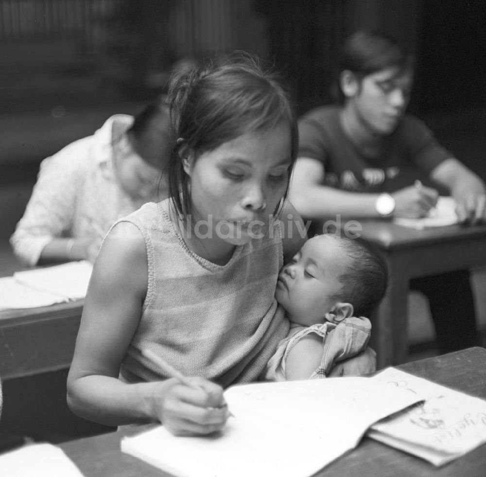 Vientiane: Laos historisch - Alphabetisierung - Mutter mit Kind 1976