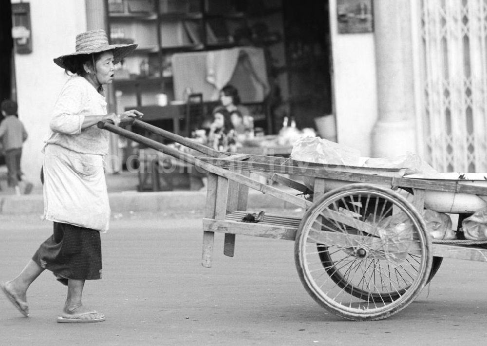 Vientiane: Laos historisch - Alte Frau mit Karren 1977