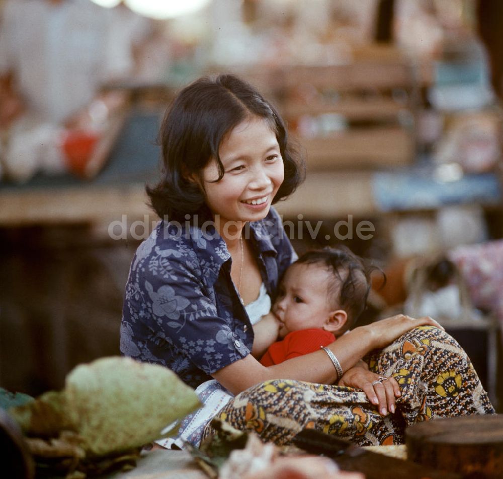 DDR-Bildarchiv: Vientiane - Laos historisch - Baby 1976