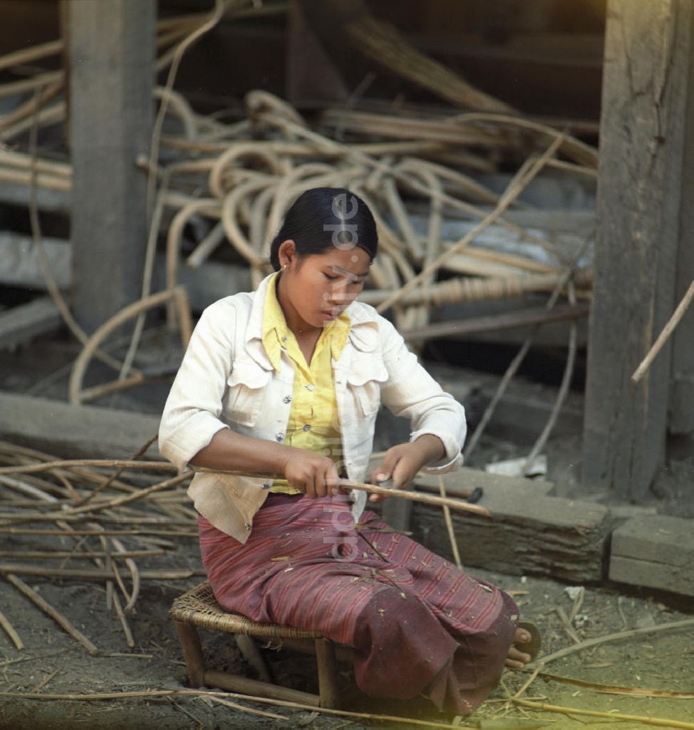 DDR-Fotoarchiv: Vientiane - Laos historisch - Bambusfabrik 1976