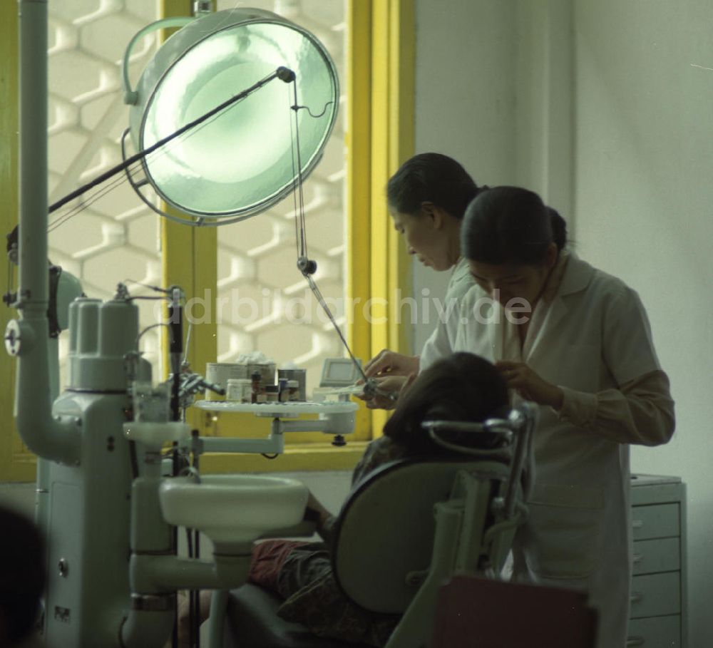 DDR-Bildarchiv: Vientiane - Laos historisch - Beim Zahnarzt 1976