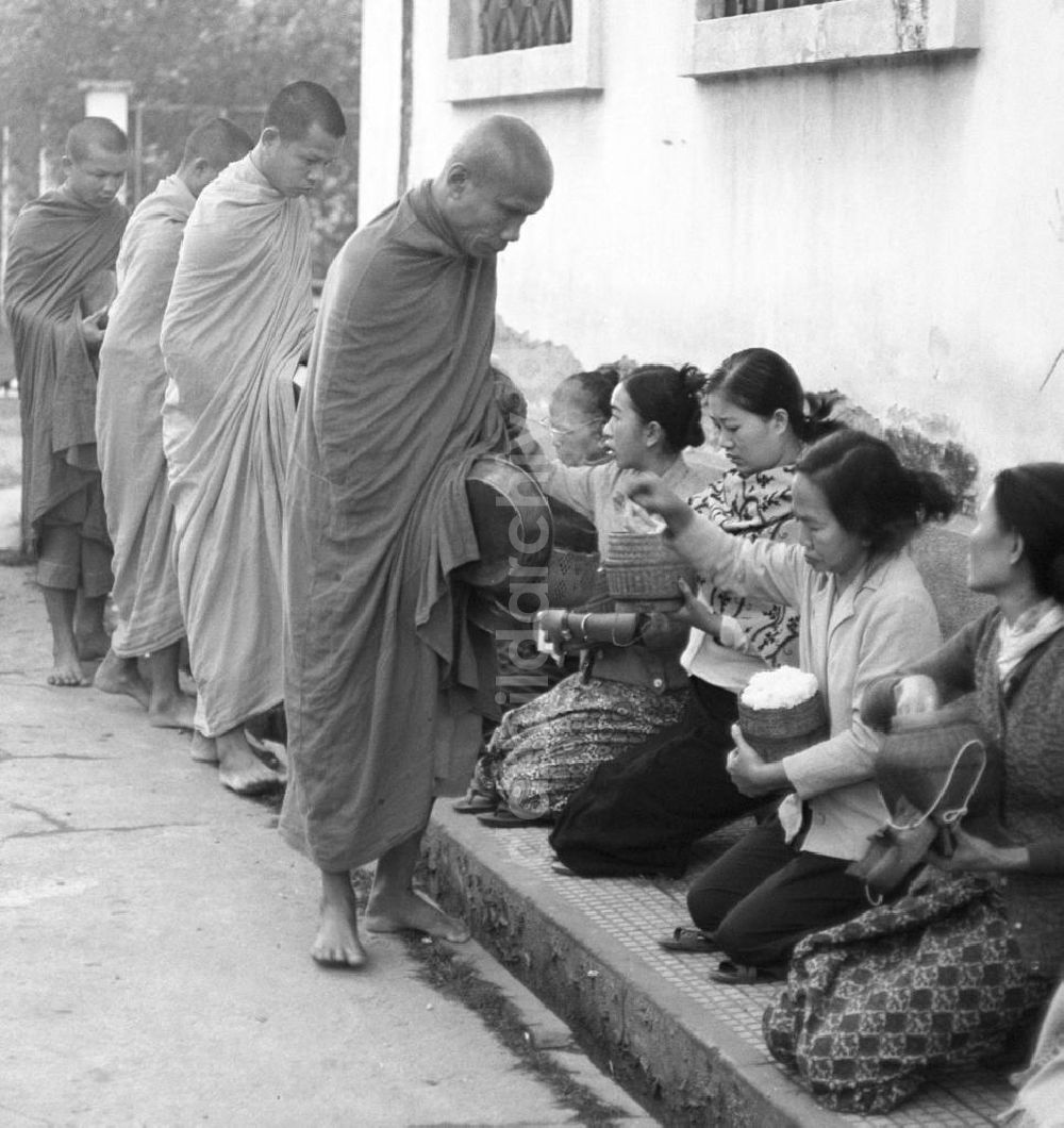 Vientiane: Laos historisch - Bettelmönche 1976