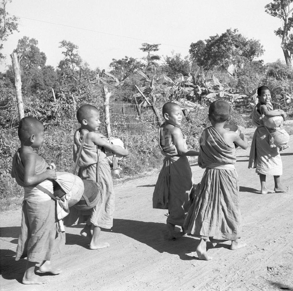 DDR-Bildarchiv: Vientiane - Laos historisch - Bettelmönche 1976