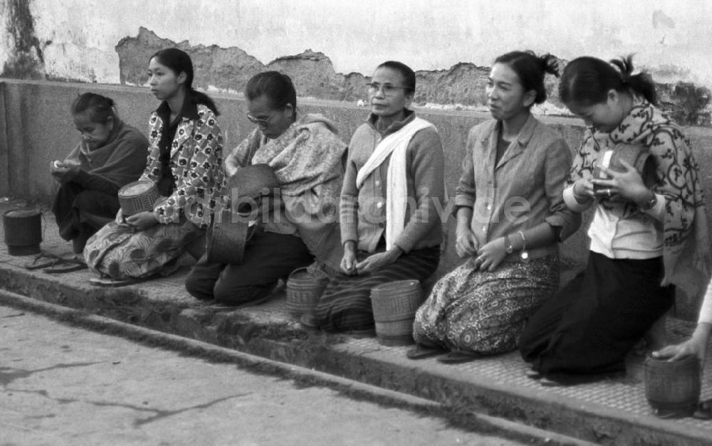 Vientiane: Laos historisch - Bettelmönche 1976