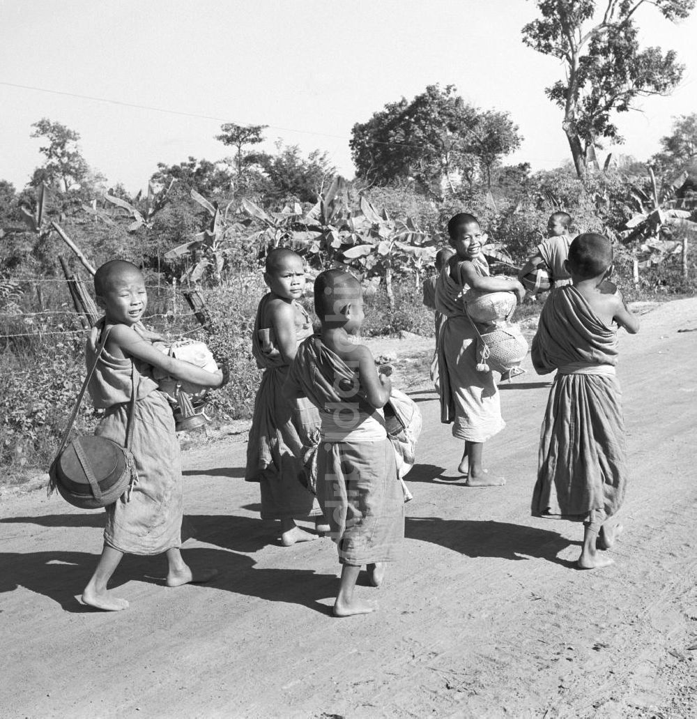 DDR-Bildarchiv: Vientiane - Laos historisch - Bettelmönche 1976