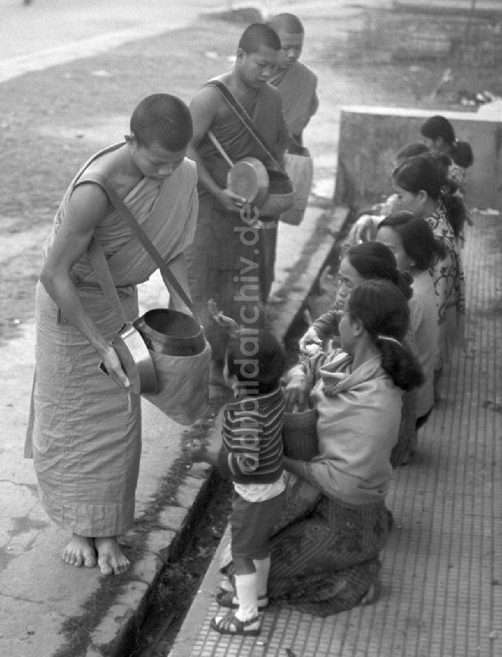 DDR-Fotoarchiv: Vientiane - Laos historisch - Bettelmönche 1976