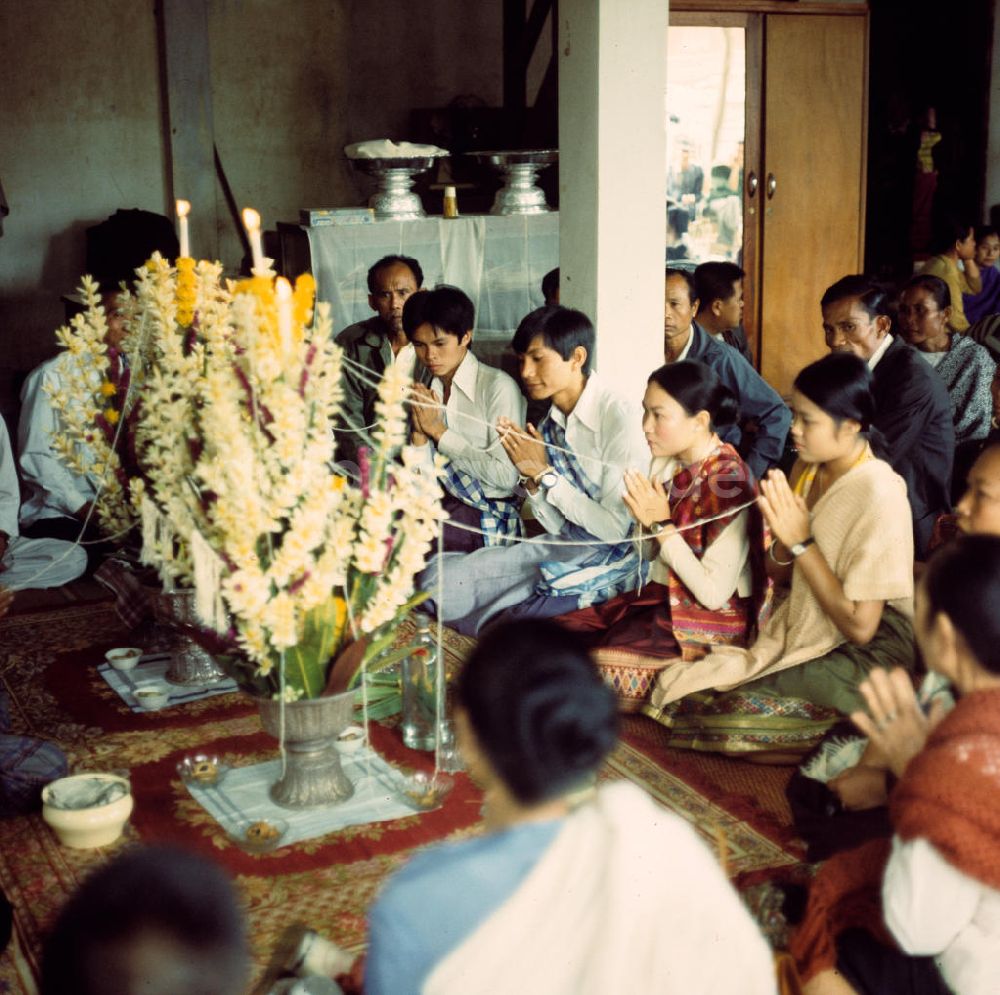DDR-Bildarchiv: Vientiane - Laos historisch - Buddhistische Hochzeit 1976