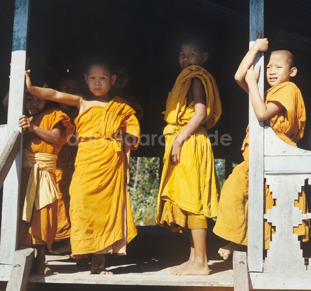 DDR-Fotoarchiv: Vientiane - Laos historisch - Buddhistische Mönche 1976