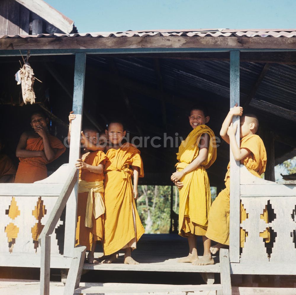 DDR-Bildarchiv: Vientiane - Laos historisch - Buddhistische Mönche 1976
