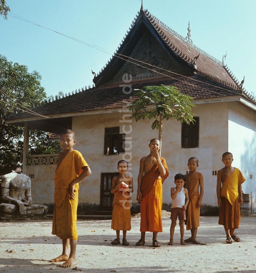 Vientiane: Laos historisch - Buddhistische Mönche 1976