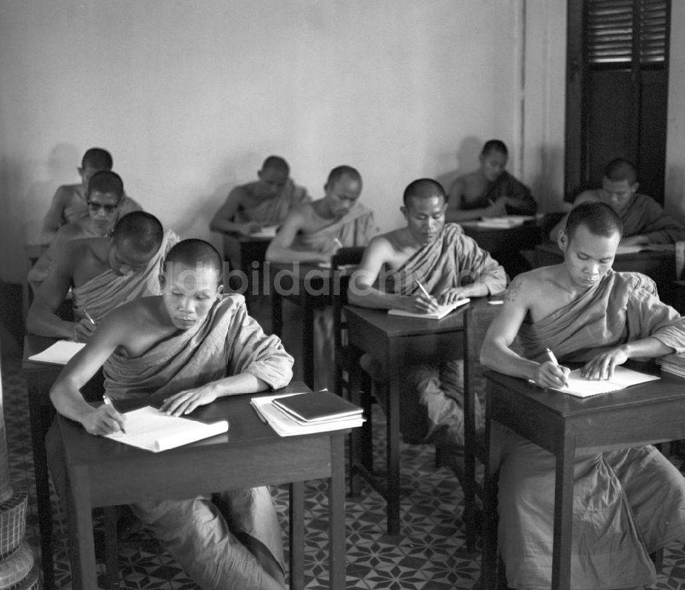 DDR-Bildarchiv: Vientiane - Laos historisch - Buddhistische Mönche 1976