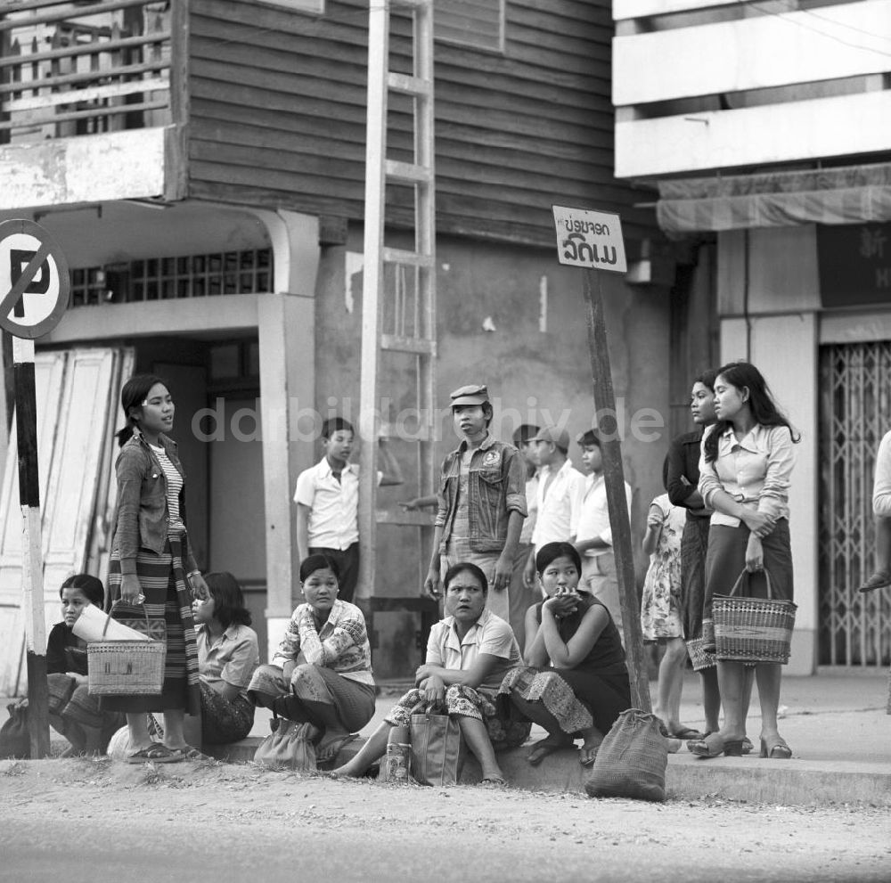 DDR-Bildarchiv: Vientiane - Laos historisch - Bushaltestelle 1976