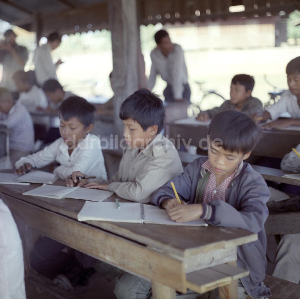 DDR-Fotoarchiv: Vientiane - Laos historisch - Dorfschule 1976
