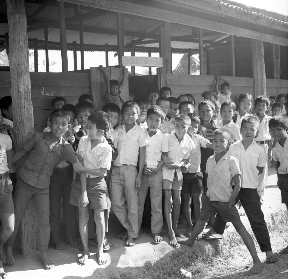 DDR-Bildarchiv: Vientiane - Laos historisch - Dorfschule 1976