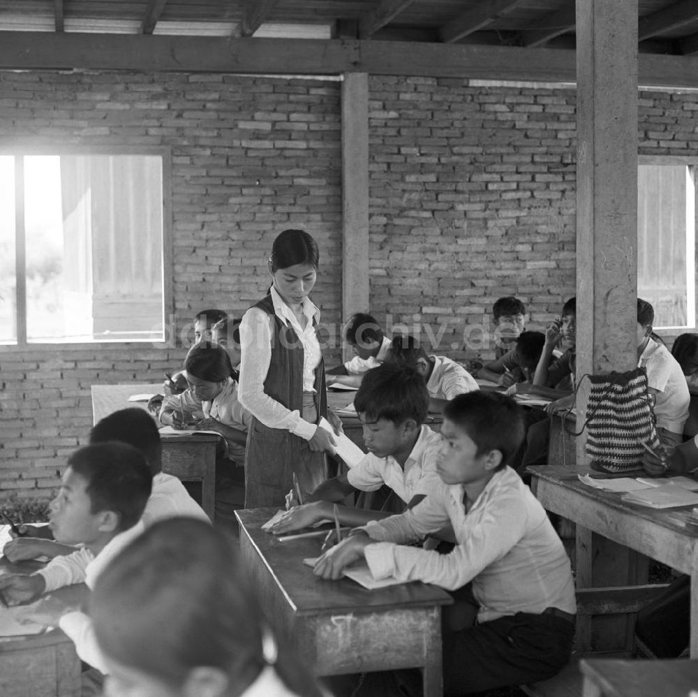 DDR-Fotoarchiv: Vientiane - Laos historisch - Dorfschule 1976