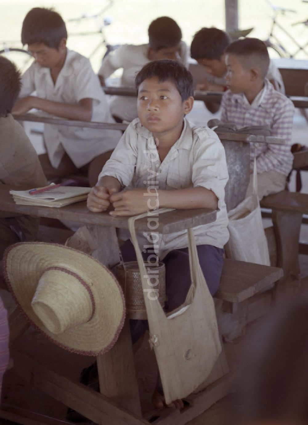DDR-Bildarchiv: Vientiane - Laos historisch - Dorfschule 1976