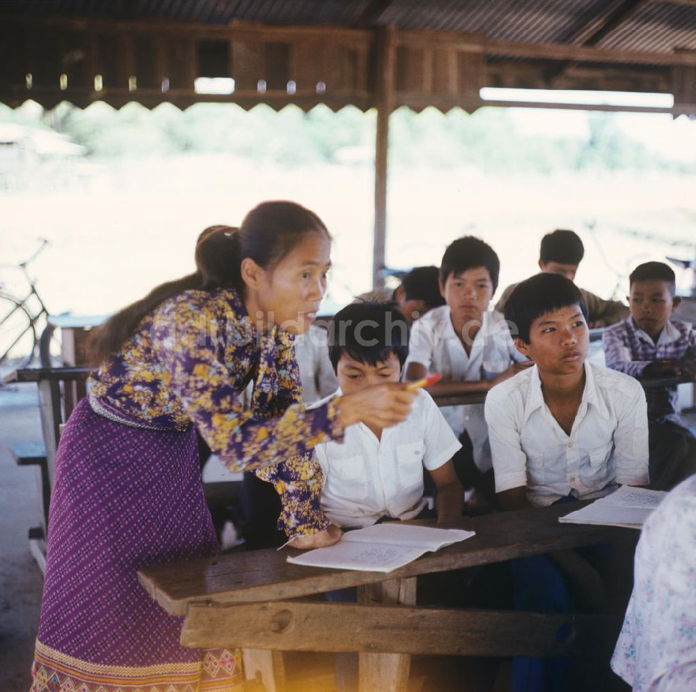 Vientiane: Laos historisch - Dorfschule 1976