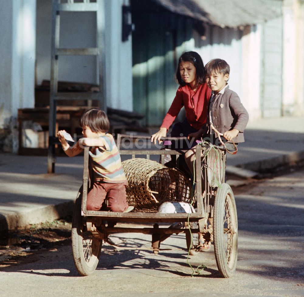 DDR-Bildarchiv: Vientiane - Laos historisch - Dreirad 1976