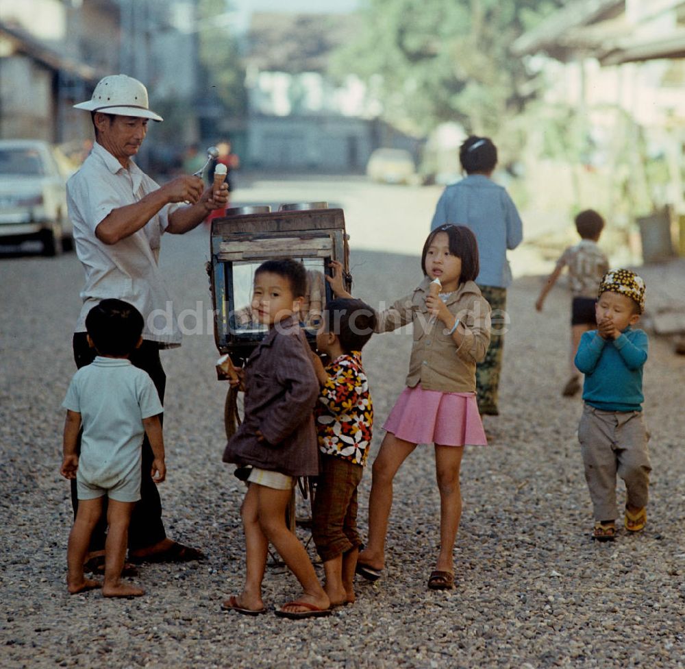 DDR-Fotoarchiv: Vientiane - Laos historisch - Eisverkäufer 1977