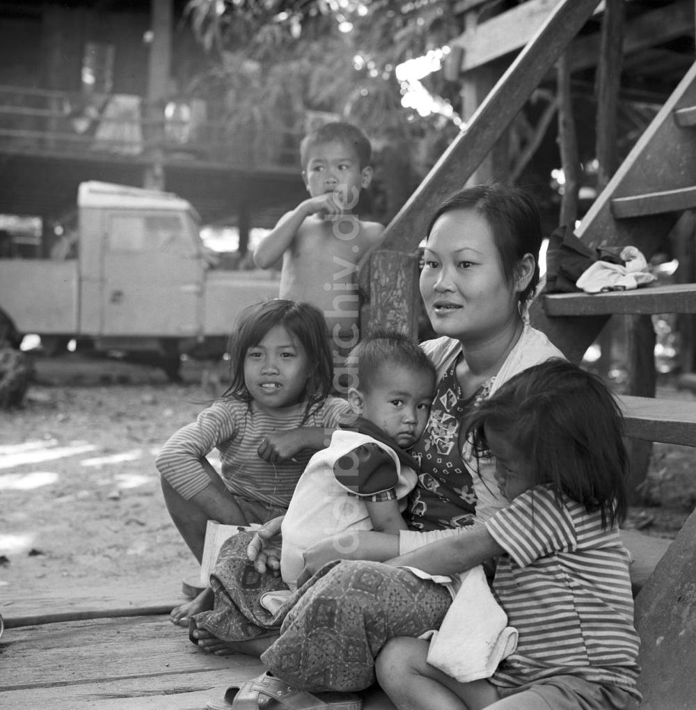 DDR-Bildarchiv: Vientiane - Laos historisch - Familie 1976
