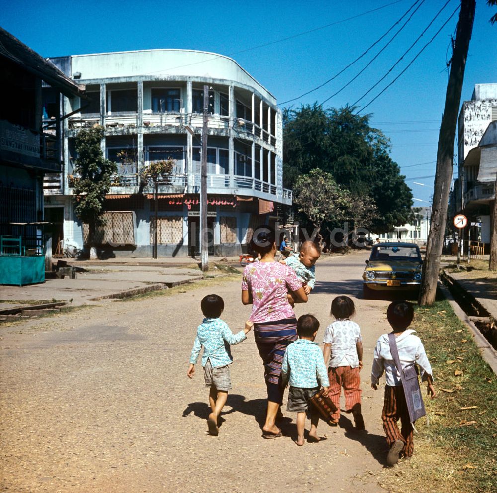 DDR-Bildarchiv: Vientiane - Laos historisch - Familie 1977